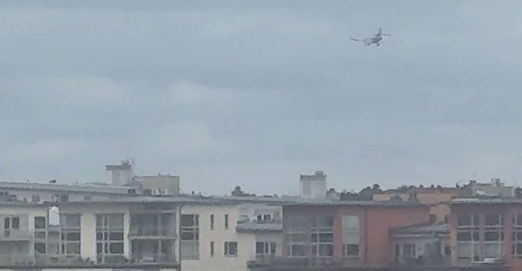 Här flyger Macron in över Stockholm