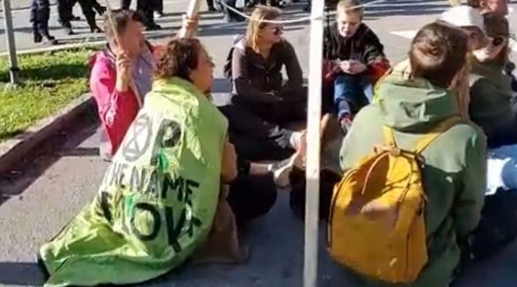 Klimatextremist stämmer SR-chefer för grovt förtal