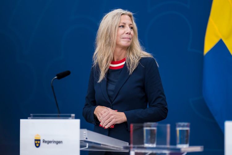 Regeringen och SD satsar miljarder för att kapa vårdköerna