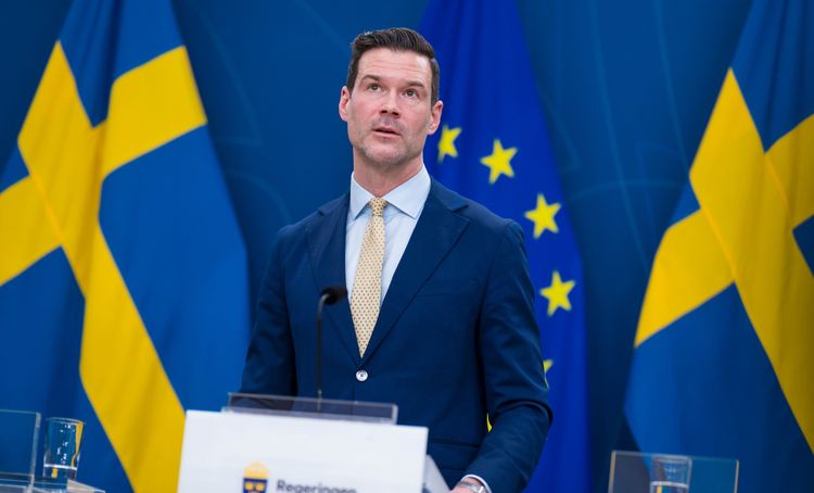 Skärpta regler för anhöriginvandring – så påverkas familjer från 2027