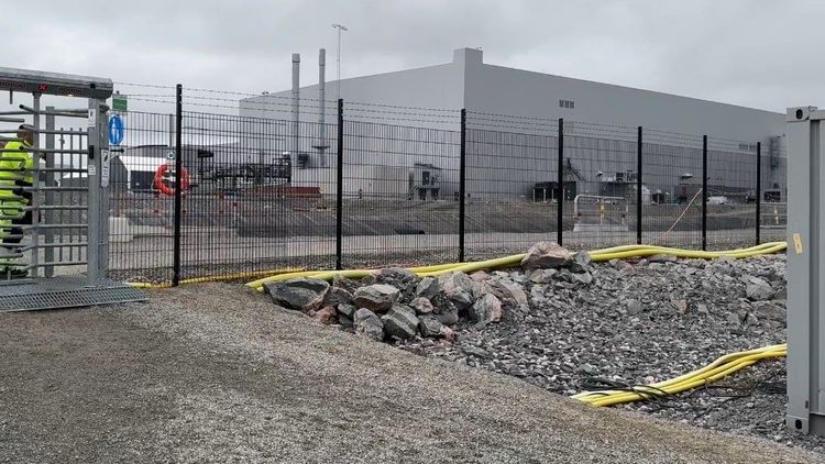 Ilskan hos Northvolt-uppsagda efter Peter Carlssons statliga lönegaranti: "Man kräks"