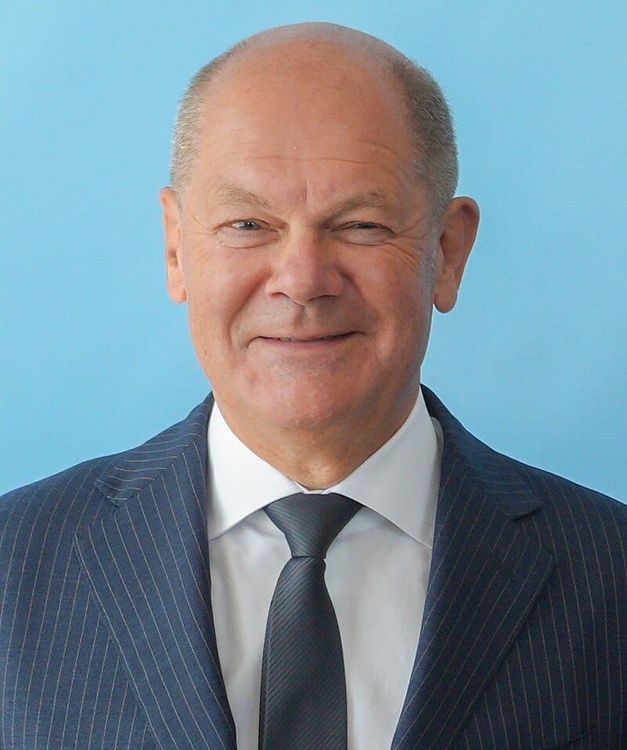Olaf_Scholz_and_Gustavo_Petro_in_New_York_2024_-cropped-.jpg