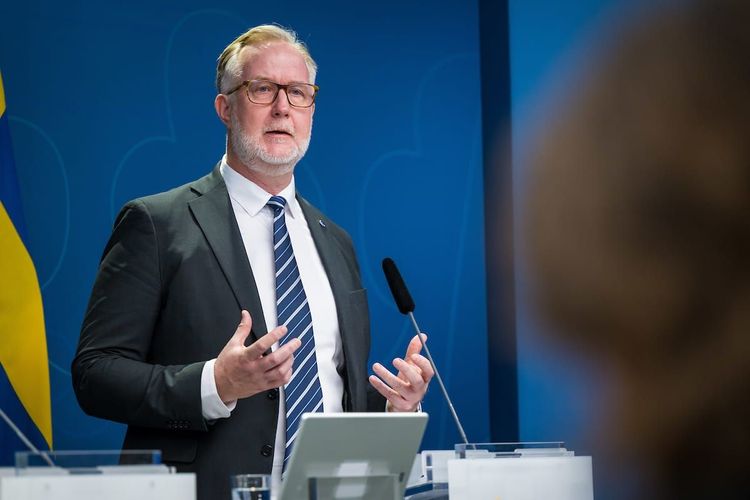 Liberalerna i kris – Pehrsons förtroende rasar i ny mätning