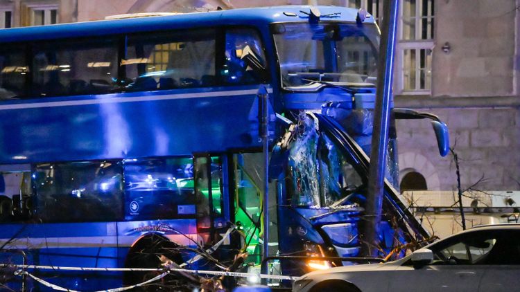 Bussförare rammade busskur – tre döda och flera skadade