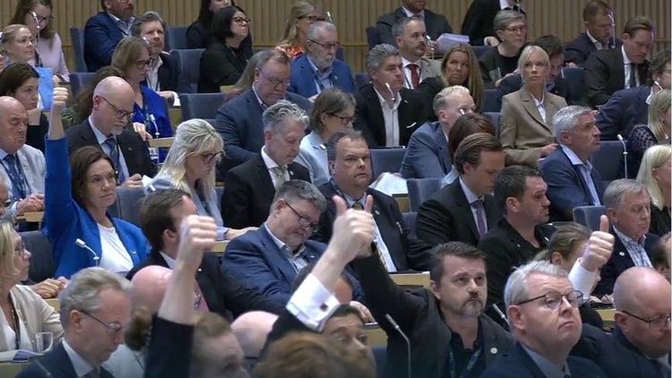 Högermajoritet i riksdagen till invandrare: jobba först, bidrag bara om krav uppfyllts