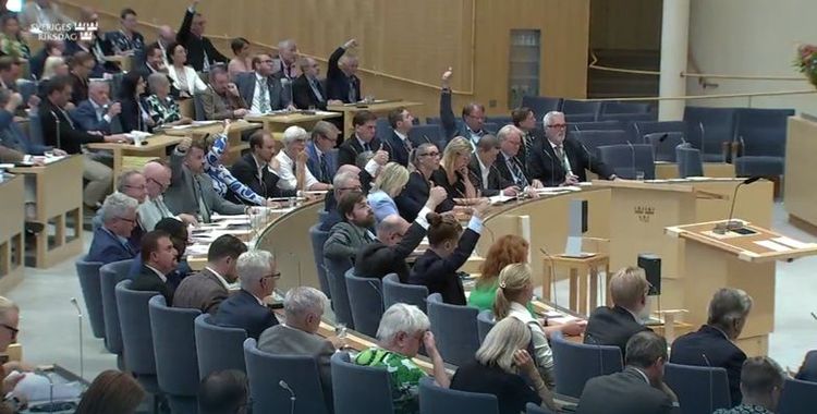 Riksdagen röstar ja till Tidös samtliga förslag – bland annat slopad mängdrabatt