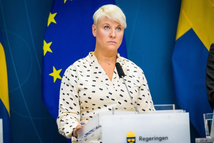 Riksdagen säger ja till bidragstaket – ministern sågar S motstånd