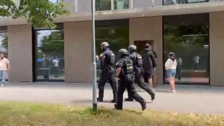 Två flickor svårt skadade i skolattack