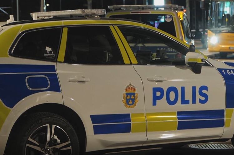 Tonårsflicka knivhuggen på buss – fyra gripna för mordförsök