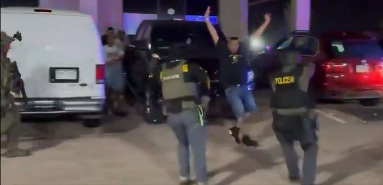 SE VIDEON: Stort tillslag mot illegala immigranter i nattklubb i USA  – över 100 gripna

