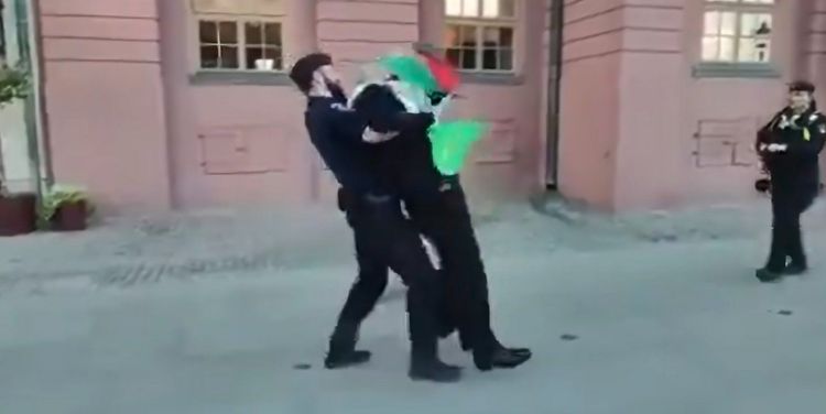 Här blir aktivisten "Kryckmannen" ivägburen av polisen: "Plötsligt så händer det"