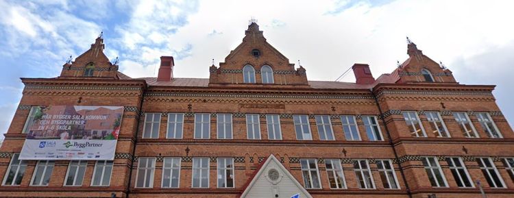 Bombhot mot skola: "Kommer smälla klockan tolv"