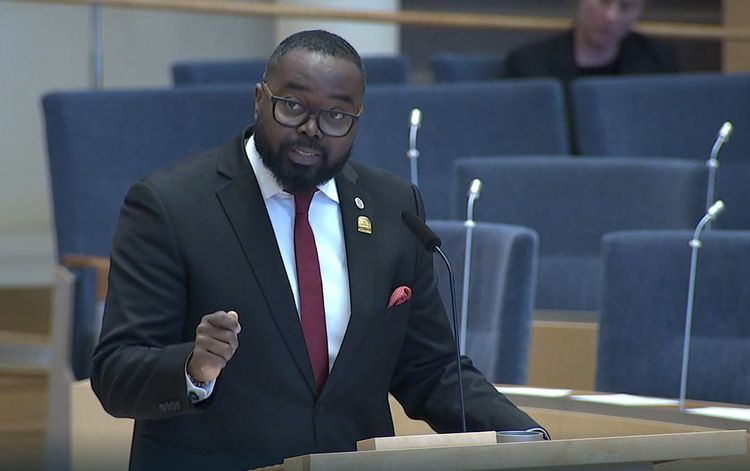 Riksdagsledamoten Malcolm Jallow lämnar V: "Fulspel applåderas"
