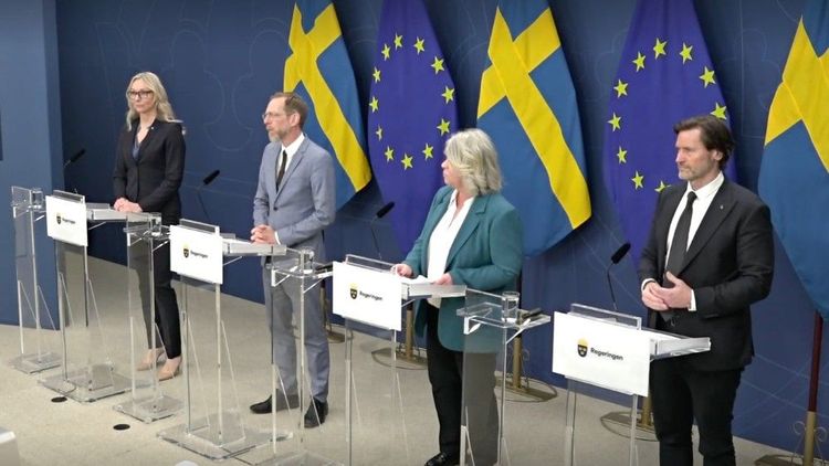 Utegångsförbud för tonåringar kontrollerad av armbandsklockor på gång