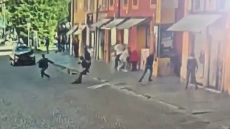 Åtta skadade när man körde in i folkmassa i Italien