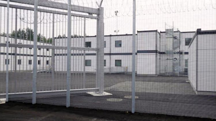 Trots fulla restriktioner – häktade når fortfarande omvärlden