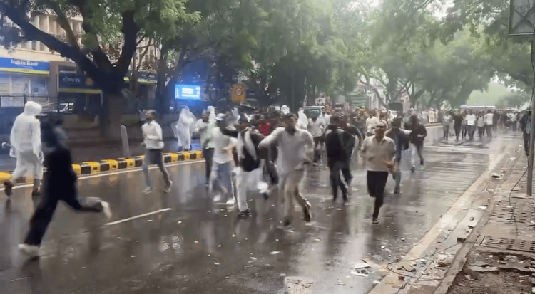 Våldsamma studentprotester i Indien – kräver ansvar efter provläckor