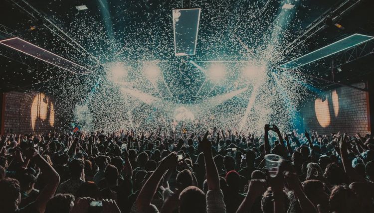 Konsert stoppades mitt under spelning