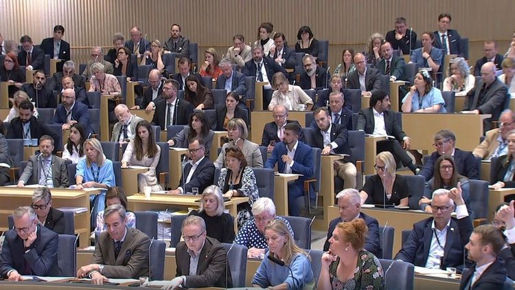 Permanenta uppehållstillstånd för asylmigranter slopas – trots att ledamöter missade omröstningen
