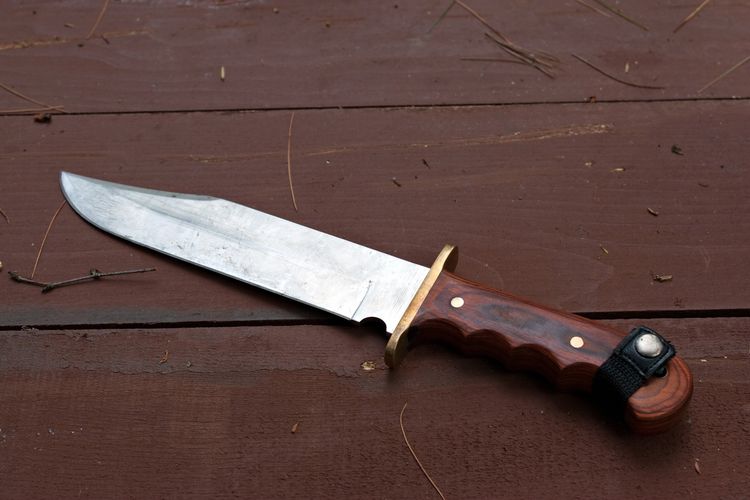 Tryckte kniv mot butiksanställd kvinnas hals under rån – åtalas