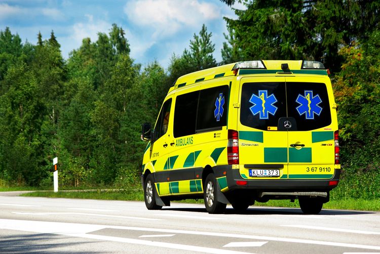 Kvinna förd till sjukhus - blev påkörd av spårvagn 