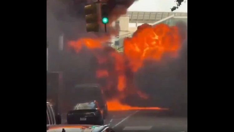Panik i New York: Bil exploderade mitt i finansdistriktet