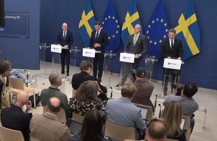 Regeringen backar – fler tonåringar slipper utvisning