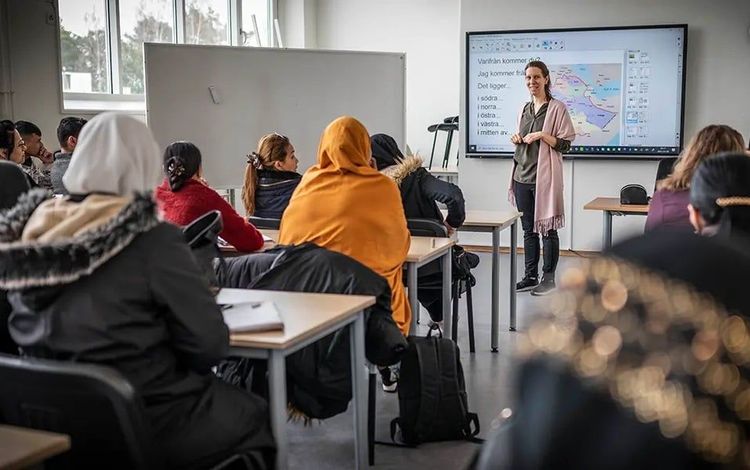 En tredjedel av de lägst utbildade flyktingarna klarar inte av den enklaste SFI-kursen
