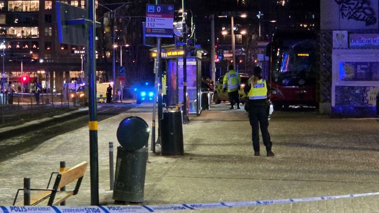 Buss körde in i byggnad i Stockholm – flera skadade