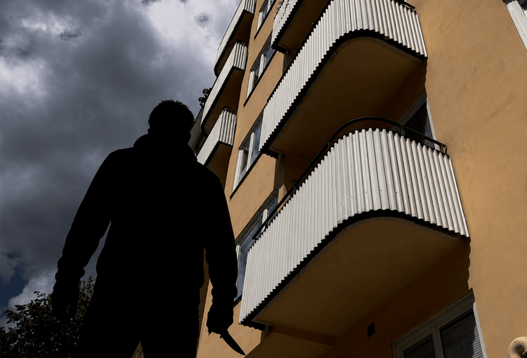 Hotade skära av grannens penis - riskerar vräkning