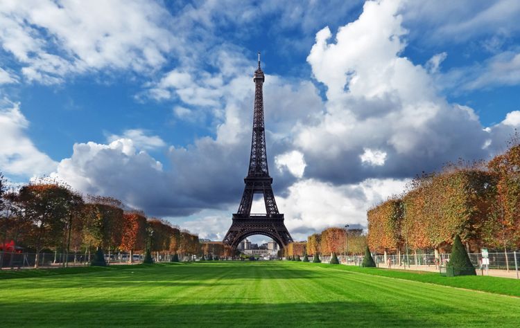 Värmen sätter stopp för prideparad i Paris