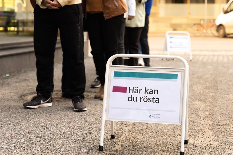 Rekordhögt förtidsröstande bland invandrare: “Går man ur huse”