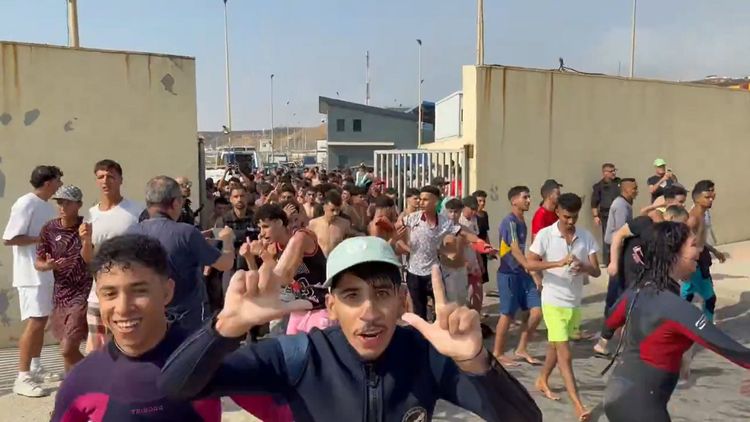 DÄRFÖR stormas Spaniens gräns av tusentals migranter