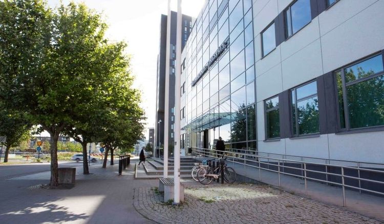 Lärare i Västerås häktad för sexbrott mot elev