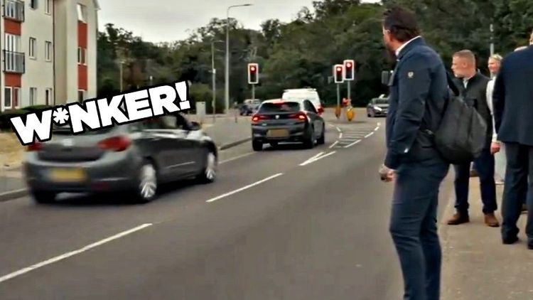 Skrek glåpord åt Farage - och kraschade sin egen bil