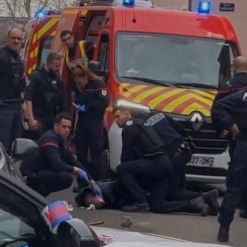 Islamistisk knivattack i Frankrike: En död och flera poliser allvarligt skadade