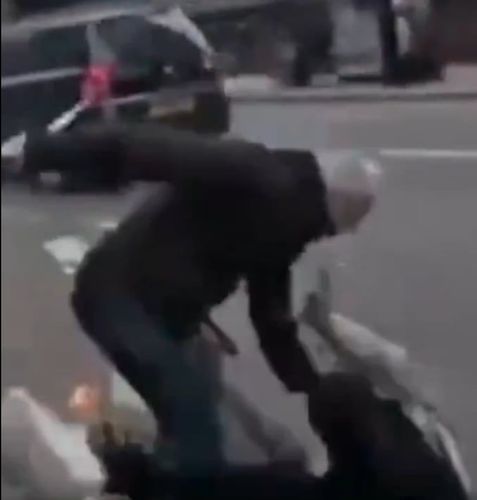 Video: Man attackerad med kniv efter koranbränning utanför Turkiska konsulatet i London