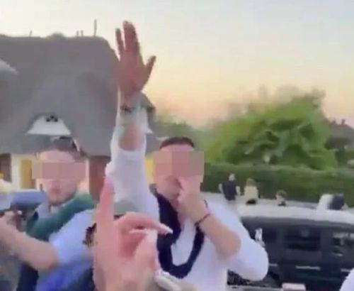 Tyska nationalister frias från olaglig sång men döms för Hitlermustasch