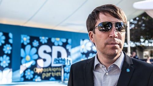 Jomshof tillbakakaka: Utvisa V-toppen som kräver utvisning av Jimmie Åkesson