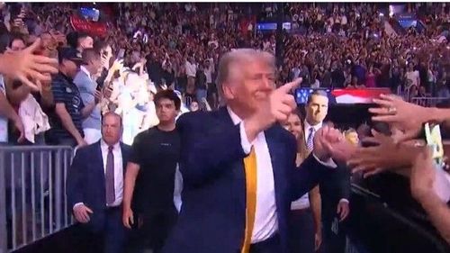 Här möts Trump av en jublande publik: "Vilken ENTRÉ!"